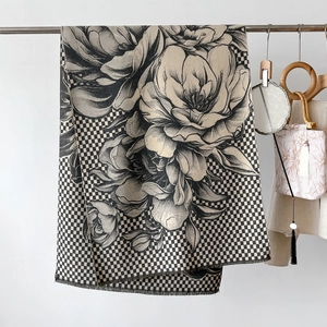 Elegant plaid cashmere scarf with floral patterns and delicate fringe for women