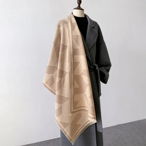 Thick geometric jacquard scarf for women with tassels in beige and brown tones