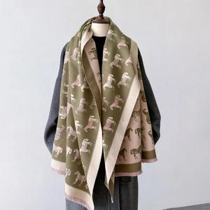 Detail des Pferde-Jacquard-Musters und Fransenkanten an diesem Kaschmir-ähnlichen Schal
