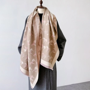 Detail von Pferdemuster-Jacquard und Fransenrand an schwerem Pashmina-Schal