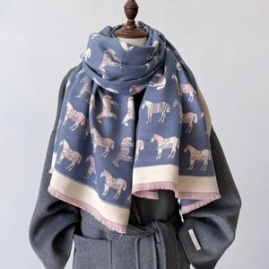 Blauer Cashmere Schal mit Pferde Jacquard Rosa Fransen und warme Wende Stola Design