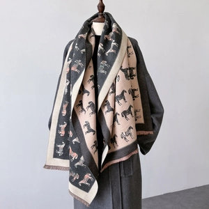 Doppelseitiger Kaschmir-Schal mit Pferdemuster und Fransen in Grau und Beige