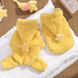 Dettaglio del set felpa per animali in pile giallo con stelle su peluche morbido