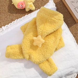 Dettaglio felpa con cappuccio in pile giallo con stella 3D per cani e gatti domestici