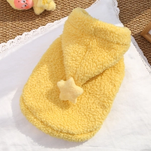 Dettaglio felpa gialla per animali con stella di peluche sul cappuccio e calda texture