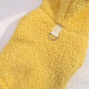 Dettaglio del gilet in peluche giallo per cani in pile corallo con anello a D per il guinzaglio