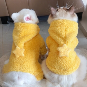 Felpa con cappuccio in pile giallo per cani e gatti con stella 3D in un ambiente domestico