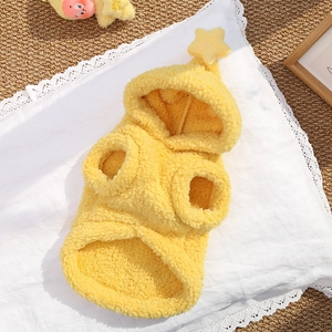 Dettaglio felpa con cappuccio in peluche giallo per animali con stella 3D e pile spesso