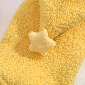Dettaglio dei vestiti in pile giallo per animali con decorazione a stella 3D
