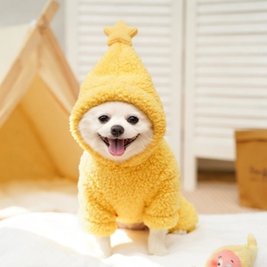 Dettaglio felpa con cappuccio in pile giallo per animali con stella di peluche in cima