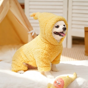 Tuta con cappuccio in pile giallo brillante per cani su un modello di animale bianco