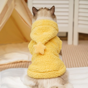 Dettaglio felpa con cappuccio in pile giallo per animali con stella sul retro cappuccio