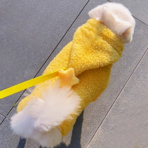 Dettaglio felpa per cani in pile giallo con stella di peluche e guinzaglio abbinato