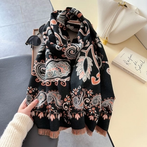 Châle élégant à motif cachemire et franges, présenté avec des accessoires de mode
