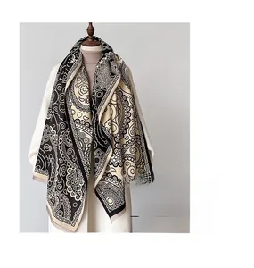Détails de motifs paisley mandala et fines franges sur un châle en pashmina doux