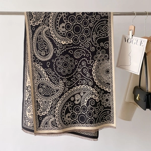 Détail d'écharpe en cachemire synthétique à motif cachemire noir et beige avec franges