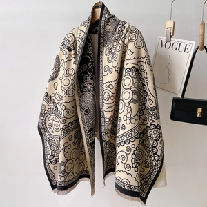 Détail de l'écharpe beige avec motif cachemire noir et finitions à franges douces