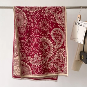 Châle élégant à motif paisley rouge et beige avec bordure grecque et des franges