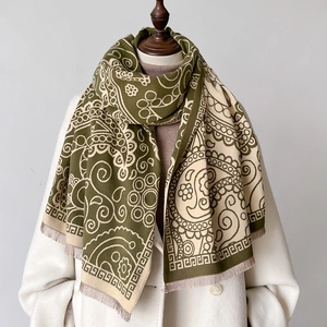 Écharpe élégante au toucher cachemire à motif paisley vert olive et beige à franges