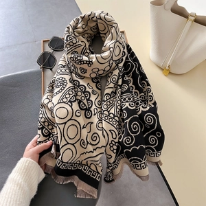 Écharpe élégante noir et beige avec motifs géométriques artistiques et bords à franges