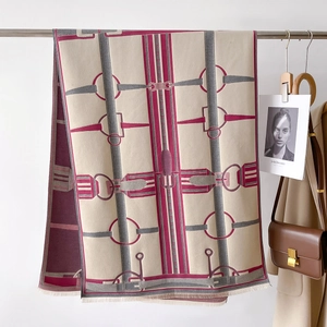 Détails du motif de chaîne équestre et pompons sur châle en cachemire beige
