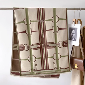 Détail du motif mors de cheval sur châle en tricot épais aux textures beige et bordeaux
