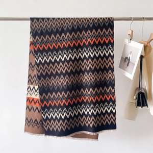 Chic zigzag cashmere-feel scarf with tassels and geometric patterns for winter