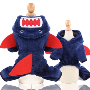 Dettaglio di un costume da squalo per animali blu navy con pinne rosse e denti di squalo