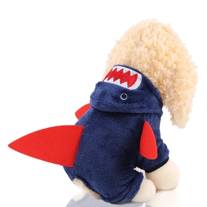 Dettaglio costume da squalo per animali con pinna dorsale e ricamo su pile blu scuro