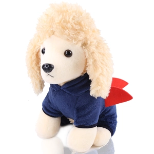 Dettaglio felpa blu con cappuccio per animali con ali rosse su peluche di barboncino