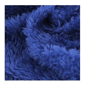 Dettaglio macro del tessuto in pile corallo blu navy con consistenza morbida e densa