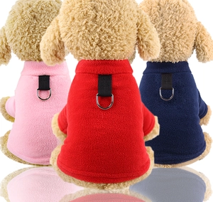 Détails des sweats en polaire pour animaux en rose, rouge et bleu marine avec anneaux en D