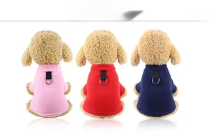 Vue détaillée de gilets en polaire pour animaux en rose, rouge et bleu avec attache anneau D