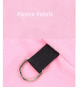 Détail du polaire rose avec sangle en nylon noir et anneau en D en métal argenté robuste