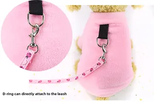 Détail de l'anneau en D sur le gilet en polaire rose avec laisse à motif coccinelle