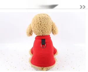 Détail du manteau en polaire rouge pour chien avec anneau en D pour la laisse