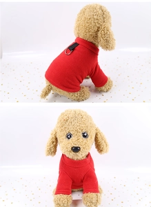 Détail d'un manteau en polaire rouge pour chien avec anneau en D pour la laisse