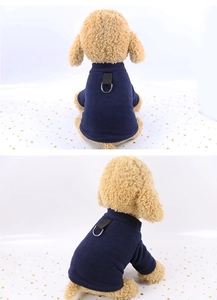 Détail du harnais en polaire bleu marine pour chien avec anneau en D en métal et sangle robuste