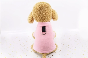 Détail du sweat en polaire rose pour animaux avec anneau en D pour attacher la laisse