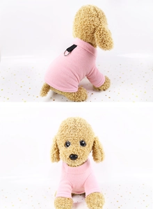 Détail d'un gilet en polaire rose pour animaux avec anneau en D pour fixer la laisse