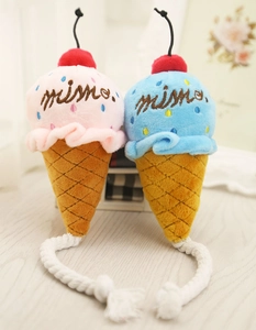 Detail eines Plüsch-Eiscreme-Hundespielzeugs mit Baumwollseil und Mimo-Stickerei auf Holz