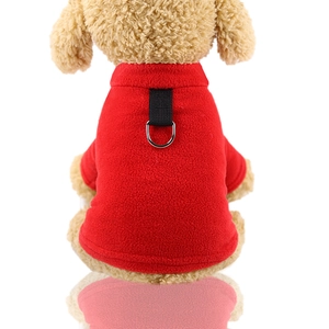 Gilet en polaire rouge pour animaux avec sangle en D montrée sur un modèle de chien blanc