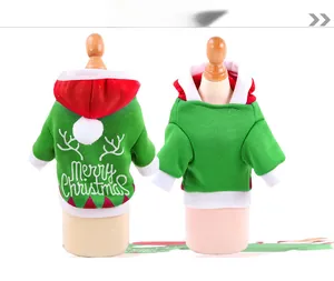 Détail du sweat à capuche de Noël vert pour animaux avec broderie et pompon blanc doux