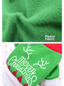 Détail du tissu polaire vert chaud avec imprimé Merry Christmas et motif renne
