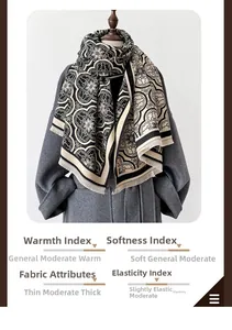 Détail de l'écharpe à motif vintage noir et blanc montrant une texture douce et épaisse