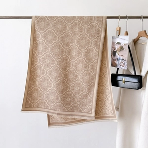 Châle jacquard beige épais à motif trèfle avec finitions franges pour femme