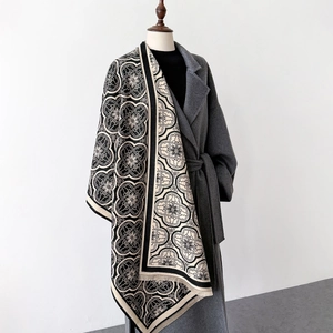 Châle bohème rétro à motifs floraux et franges sur un manteau gris pour l'hiver