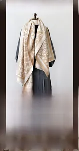 Détail d'une écharpe d'hiver en cachemire synthétique aux motifs floraux et franges