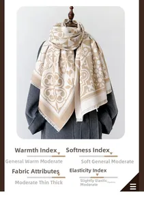 Détail d'une écharpe fleurie style cachemire avec pompons sur manteau gris