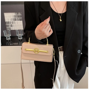 Detail der rosa Box-Tasche mit goldenem Griff und M-Logo zum schwarzen Blazer-Outfit